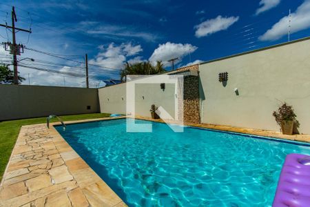 Casa à venda com 300m², 4 quartos e 8 vagasPiscina