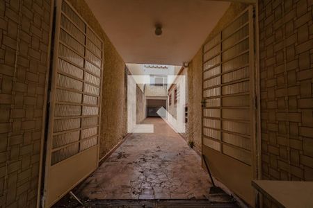 Casa à venda com 208m², 3 quartos e 4 vagasCorredor lateral