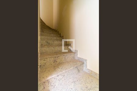 Escada de casa de condomínio para alugar com 3 quartos, 72m² em Jardim Colorado, São Paulo