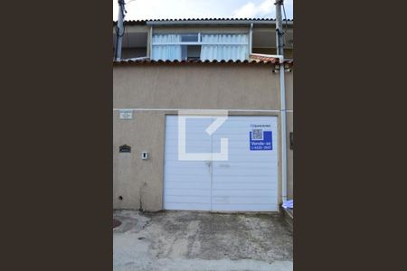 Casa à venda com 74m², 2 quartos e 1 vagaPlaquinha instalada no portão da casa