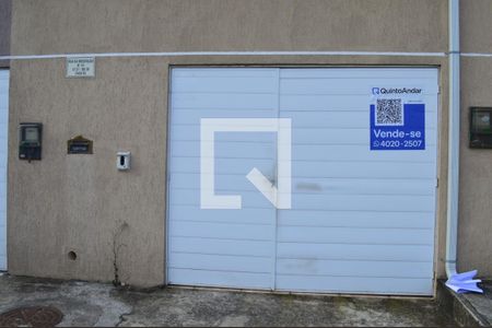 Casa à venda com 74m², 2 quartos e 1 vagaPlaquinha instalada no portão da casa