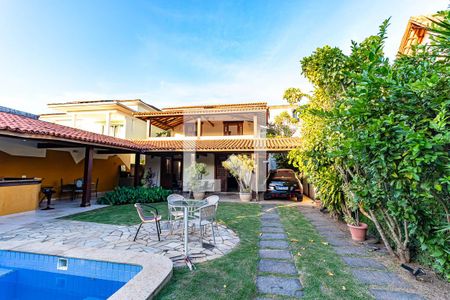 Casa à venda com 400m², 5 quartos e 2 vagas Casa à venda com 400m², 5 quartos e 2 vagasÁrea Externa