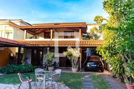 Casa à venda com 400m², 5 quartos e 2 vagas Casa à venda com 400m², 5 quartos e 2 vagasÁrea Externa