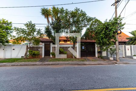 Casa à venda com 400m², 5 quartos e 2 vagas Casa à venda com 400m², 5 quartos e 2 vagasVista da Rua