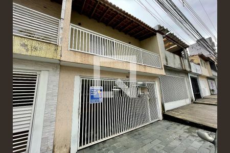 Casa à venda com 127m², 3 quartos e 2 vagas Casa à venda com 127m², 3 quartos e 2 vagasFachada