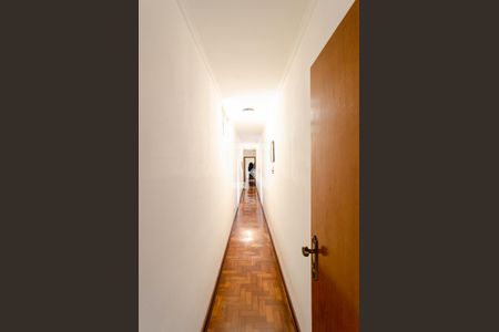 Casa à venda com 237m², 4 quartos e 2 vagas Casa à venda com 237m², 4 quartos e 2 vagasCorredor