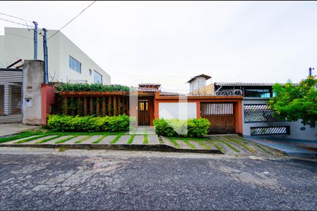 Casa para alugar com 300m², 4 quartos e 4 vagas Casa para alugar com 300m², 4 quartos e 4 vagasFachada