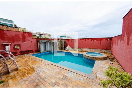 Casa para alugar com 300m², 4 quartos e 4 vagas Casa para alugar com 300m², 4 quartos e 4 vagasPiscina