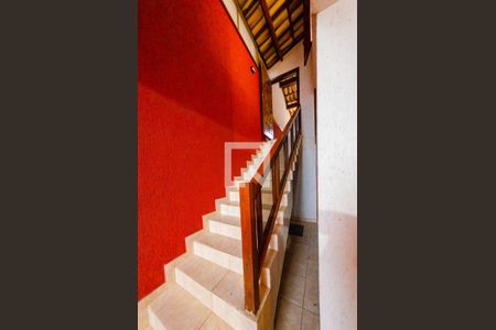 Casa para alugar com 300m², 4 quartos e 4 vagas Casa para alugar com 300m², 4 quartos e 4 vagasEscada