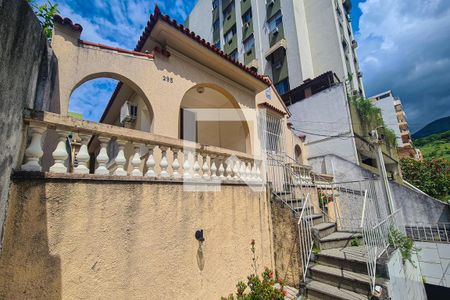 Casa à venda com 218m², 2 quartos e 1 vagaFachada