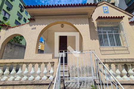 Casa à venda com 218m², 2 quartos e 1 vagaFachada