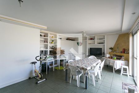 Apartamento à venda com 195m², 2 quartos e 4 vagas Apartamento à venda com 195m², 2 quartos e 4 vagasSala da cobertura