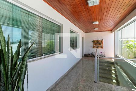 Casa à venda com 360m², 4 quartos e 4 vagas Casa à venda com 360m², 4 quartos e 4 vagasEntrada