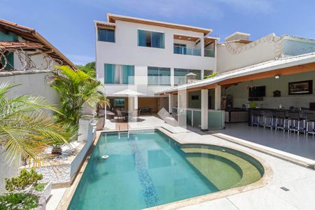 Casa à venda com 360m², 4 quartos e 4 vagas Casa à venda com 360m², 4 quartos e 4 vagasPiscina
