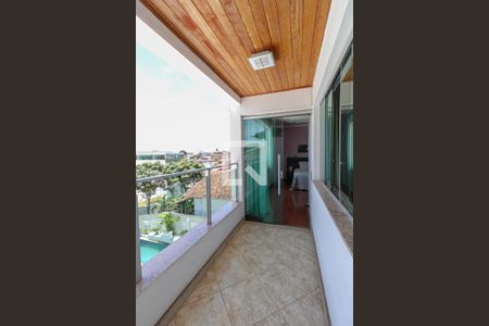 Casa à venda com 360m², 4 quartos e 4 vagas Casa à venda com 360m², 4 quartos e 4 vagasVaranda da suíte
