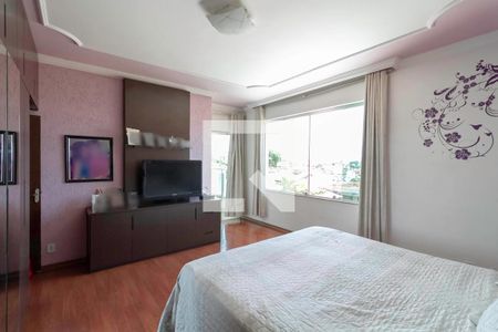 Casa à venda com 360m², 4 quartos e 4 vagas Casa à venda com 360m², 4 quartos e 4 vagasSuíte