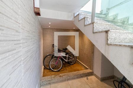 Casa à venda com 360m², 4 quartos e 4 vagas Casa à venda com 360m², 4 quartos e 4 vagasEscada