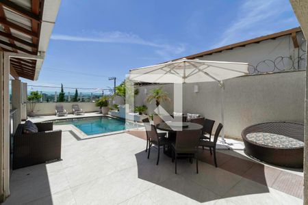 Casa à venda com 360m², 4 quartos e 4 vagas Casa à venda com 360m², 4 quartos e 4 vagasPiscina