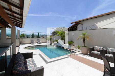 Casa à venda com 360m², 4 quartos e 4 vagas Casa à venda com 360m², 4 quartos e 4 vagasPiscina