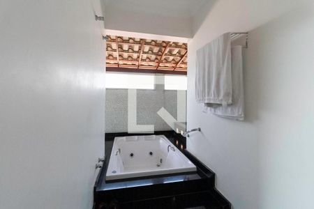 Casa à venda com 360m², 4 quartos e 4 vagas Casa à venda com 360m², 4 quartos e 4 vagasBanheiro da suíte