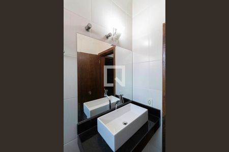 Casa à venda com 360m², 4 quartos e 4 vagas Casa à venda com 360m², 4 quartos e 4 vagasBanheiro social