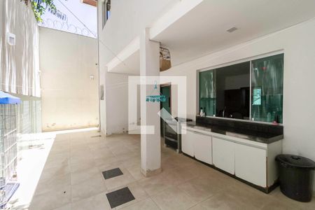 Casa à venda com 360m², 4 quartos e 4 vagas Casa à venda com 360m², 4 quartos e 4 vagasQuintal