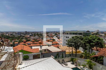 Casa à venda com 360m², 4 quartos e 4 vagas Casa à venda com 360m², 4 quartos e 4 vagasVista da varanda do quarto