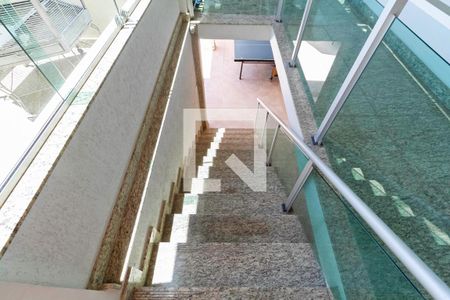 Casa à venda com 360m², 4 quartos e 4 vagas Casa à venda com 360m², 4 quartos e 4 vagasEscada