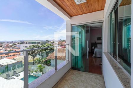 Casa à venda com 360m², 4 quartos e 4 vagas Casa à venda com 360m², 4 quartos e 4 vagasVaranda da suíte
