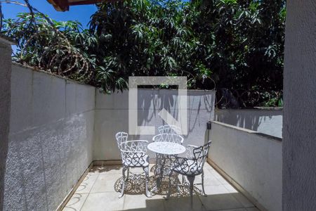 Casa à venda com 360m², 4 quartos e 4 vagas Casa à venda com 360m², 4 quartos e 4 vagasVaranda da semi suíte 1