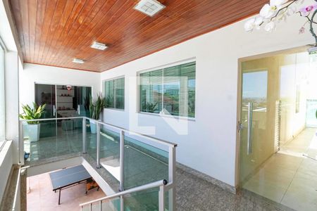 Casa à venda com 360m², 4 quartos e 4 vagas Casa à venda com 360m², 4 quartos e 4 vagasEntrada