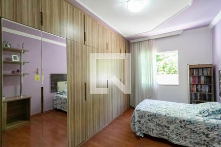 Casa à venda com 360m², 4 quartos e 4 vagas Casa à venda com 360m², 4 quartos e 4 vagasSemi suíte 2