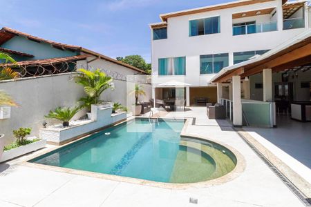 Casa à venda com 360m², 4 quartos e 4 vagas Casa à venda com 360m², 4 quartos e 4 vagasPiscina