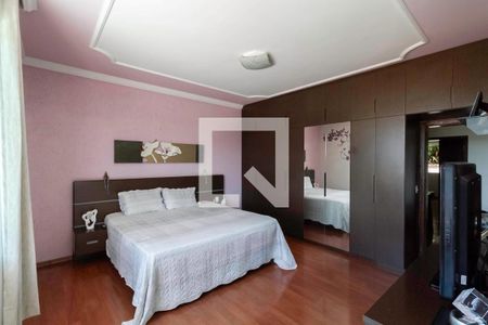 Casa à venda com 360m², 4 quartos e 4 vagas Casa à venda com 360m², 4 quartos e 4 vagasSuíte