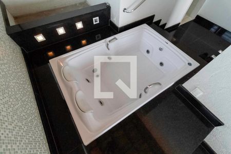 Casa à venda com 360m², 4 quartos e 4 vagas Casa à venda com 360m², 4 quartos e 4 vagasBanheiro da suíte