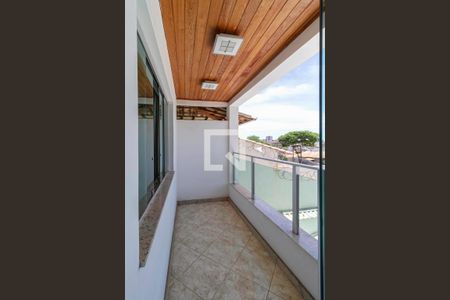 Casa à venda com 360m², 4 quartos e 4 vagas Casa à venda com 360m², 4 quartos e 4 vagasVaranda da suíte