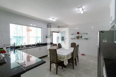 Casa à venda com 360m², 4 quartos e 4 vagas Casa à venda com 360m², 4 quartos e 4 vagasCozinha
