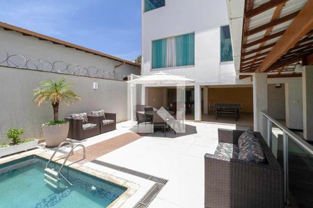 Casa à venda com 360m², 4 quartos e 4 vagas Casa à venda com 360m², 4 quartos e 4 vagasPiscina