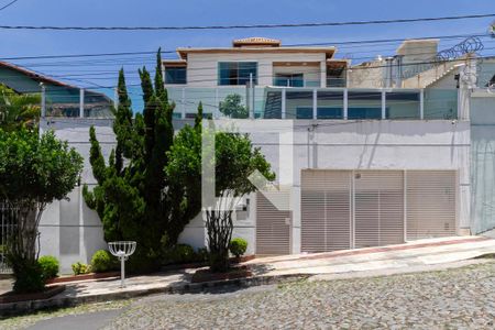 Casa à venda com 360m², 4 quartos e 4 vagas Casa à venda com 360m², 4 quartos e 4 vagasFachada