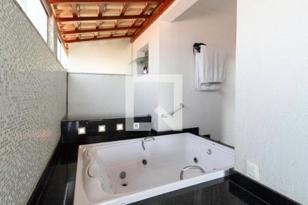 Casa à venda com 360m², 4 quartos e 4 vagas Casa à venda com 360m², 4 quartos e 4 vagasBanheiro da suíte