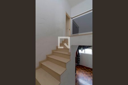 Casa à venda com 180m², 3 quartos e 2 vagas Casa à venda com 180m², 3 quartos e 2 vagasEscada
