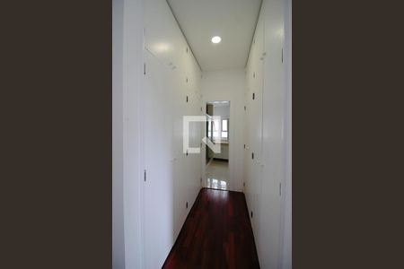 Apartamento à venda com 362m², 5 quartos e 3 vagas Apartamento à venda com 362m², 5 quartos e 3 vagasCloset da Suíte 5