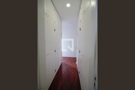 Apartamento à venda com 362m², 5 quartos e 3 vagas Apartamento à venda com 362m², 5 quartos e 3 vagasCloset da Suíte 5