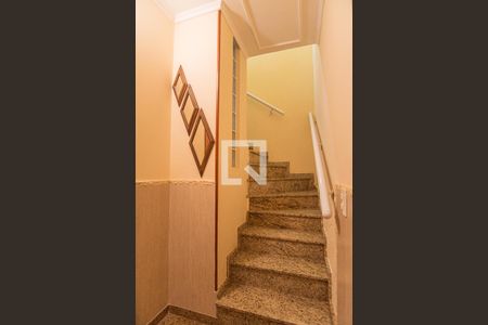 Casa à venda com 110m², 3 quartos e 3 vagas Casa à venda com 110m², 3 quartos e 3 vagasEscada