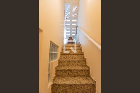 Casa à venda com 110m², 3 quartos e 3 vagas Casa à venda com 110m², 3 quartos e 3 vagasEscada