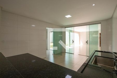 Casa para alugar com 280m², 4 quartos e 1 vaga Casa para alugar com 280m², 4 quartos e 1 vagaCozinha