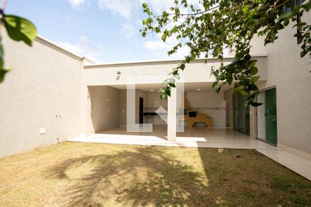 Casa para alugar com 280m², 4 quartos e 1 vaga Casa para alugar com 280m², 4 quartos e 1 vagaQuintal
