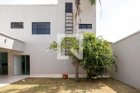 Casa para alugar com 280m², 4 quartos e 1 vaga Casa para alugar com 280m², 4 quartos e 1 vagaQuintal