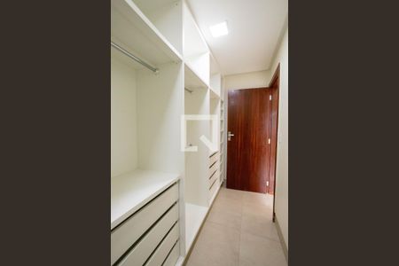 Casa para alugar com 280m², 4 quartos e 1 vaga Casa para alugar com 280m², 4 quartos e 1 vagaCloset da Suite