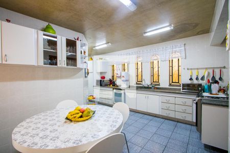 Casa à venda com 400m², 4 quartos e 5 vagas Casa à venda com 400m², 4 quartos e 5 vagasCozinha